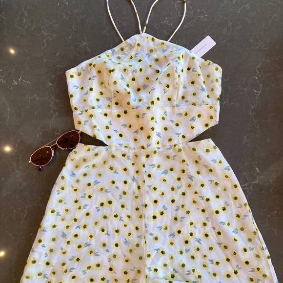 ✨Hutch (Anthropology)✨ Sweet & Chic Lightest Flower Romper - Picture 8 of 12